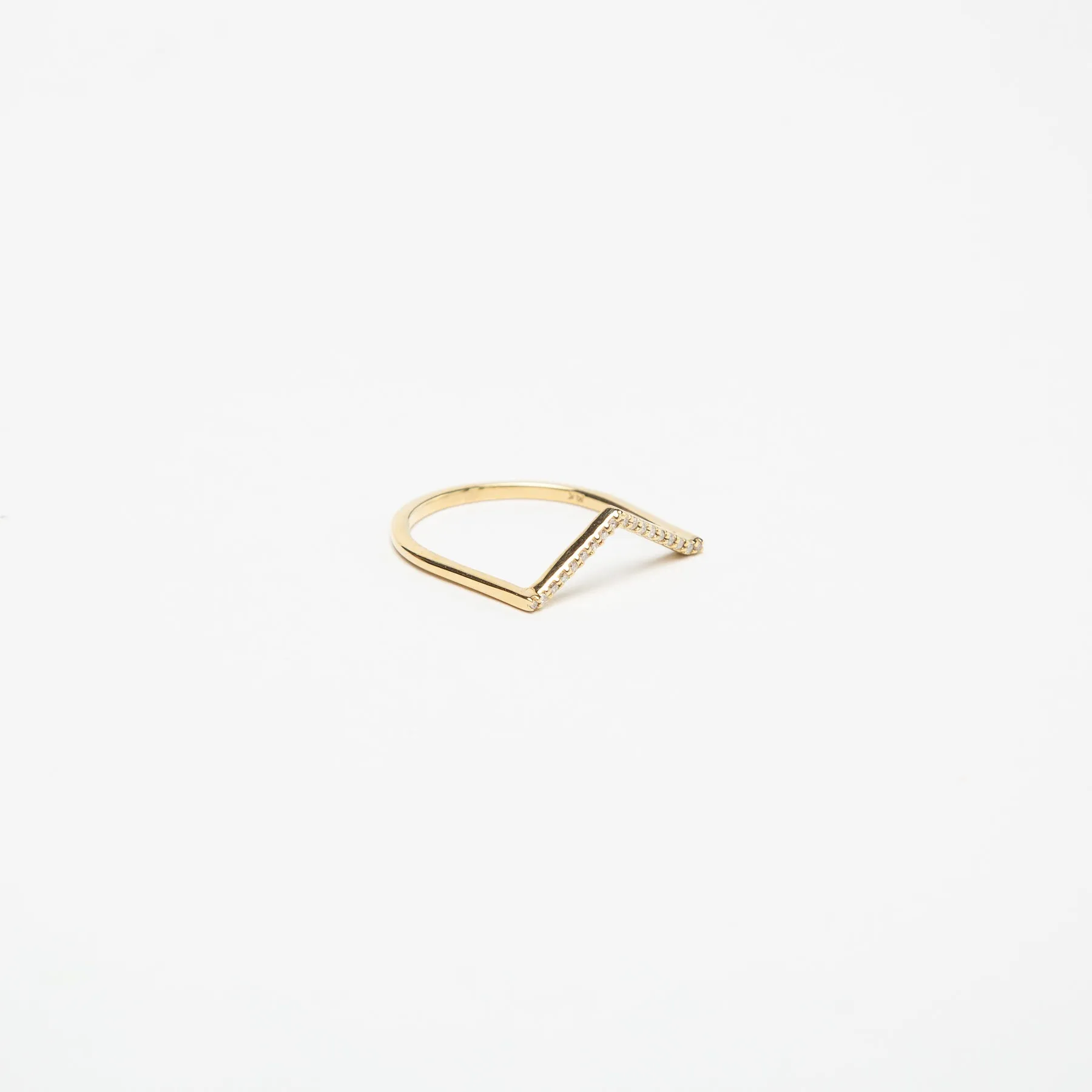 KWIT | LETTER V DIAMOND RING