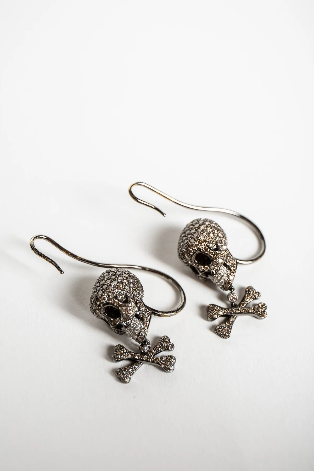 MAXFIELD PRIVATE COLLECTION | BROWN DIAMOND SKULLBONE EARRINGS