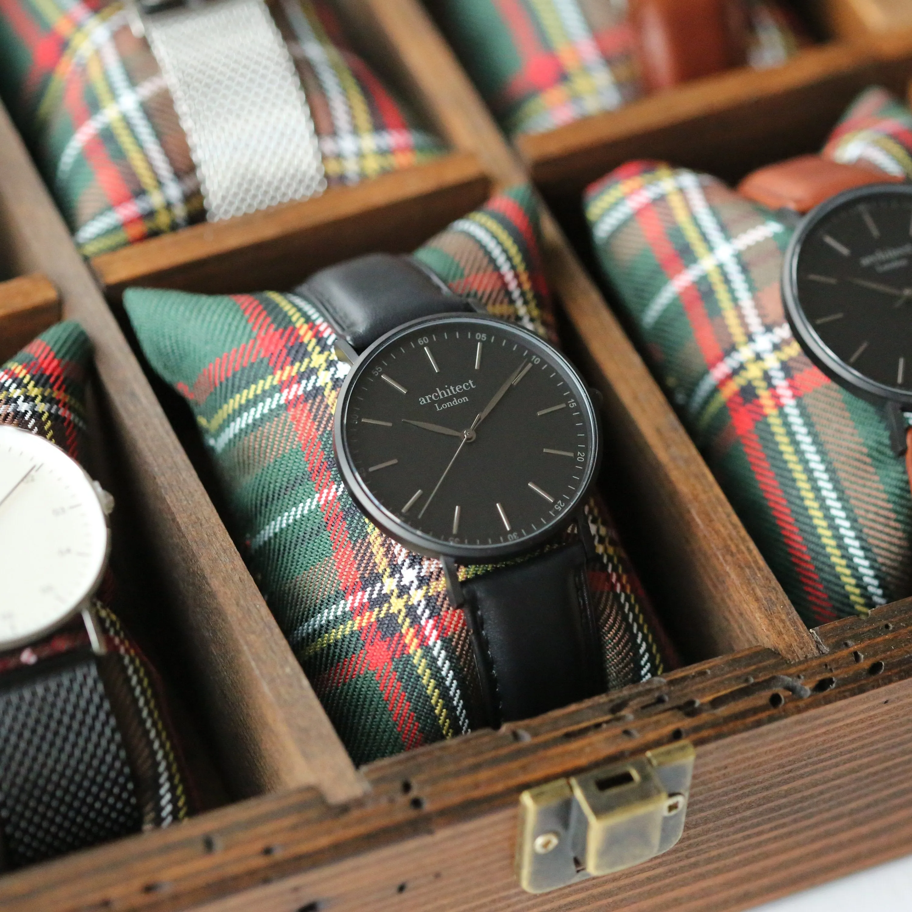 Modern Font Engraving - Men's Minimalist Watch   Jet Black Strap