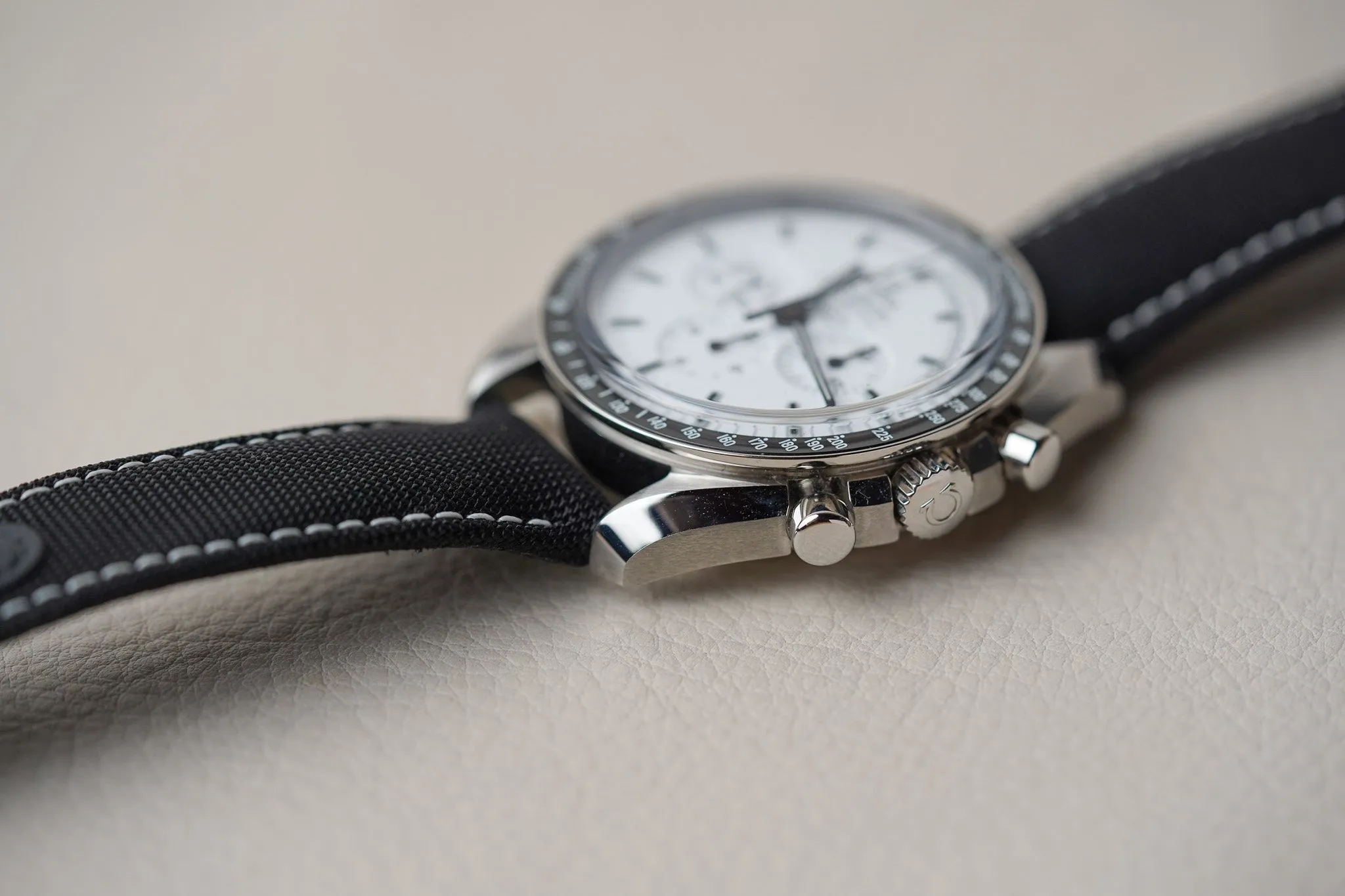 Omega Speedmaster Apollo 13 Snoopy '45th Anniversary' 311.32.42.30.04.003