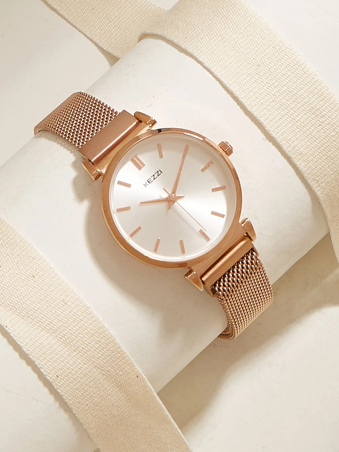 Round Pointer Mesh Strap Quartz Watch