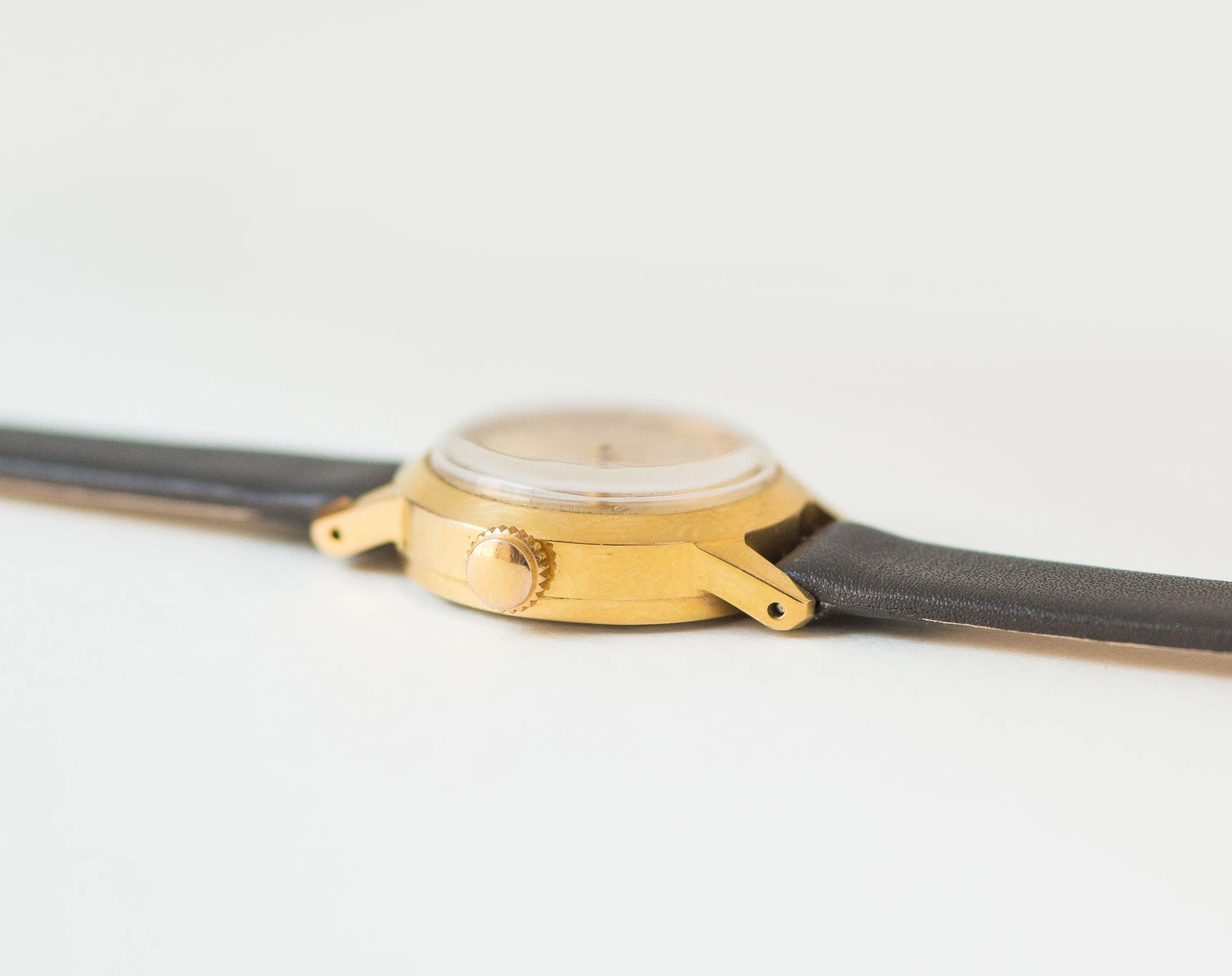Vintage women's watch classical gold plated wristwatch Dawn, shockproof watch women jewelry gift tiny watch round, new genuine leather strap