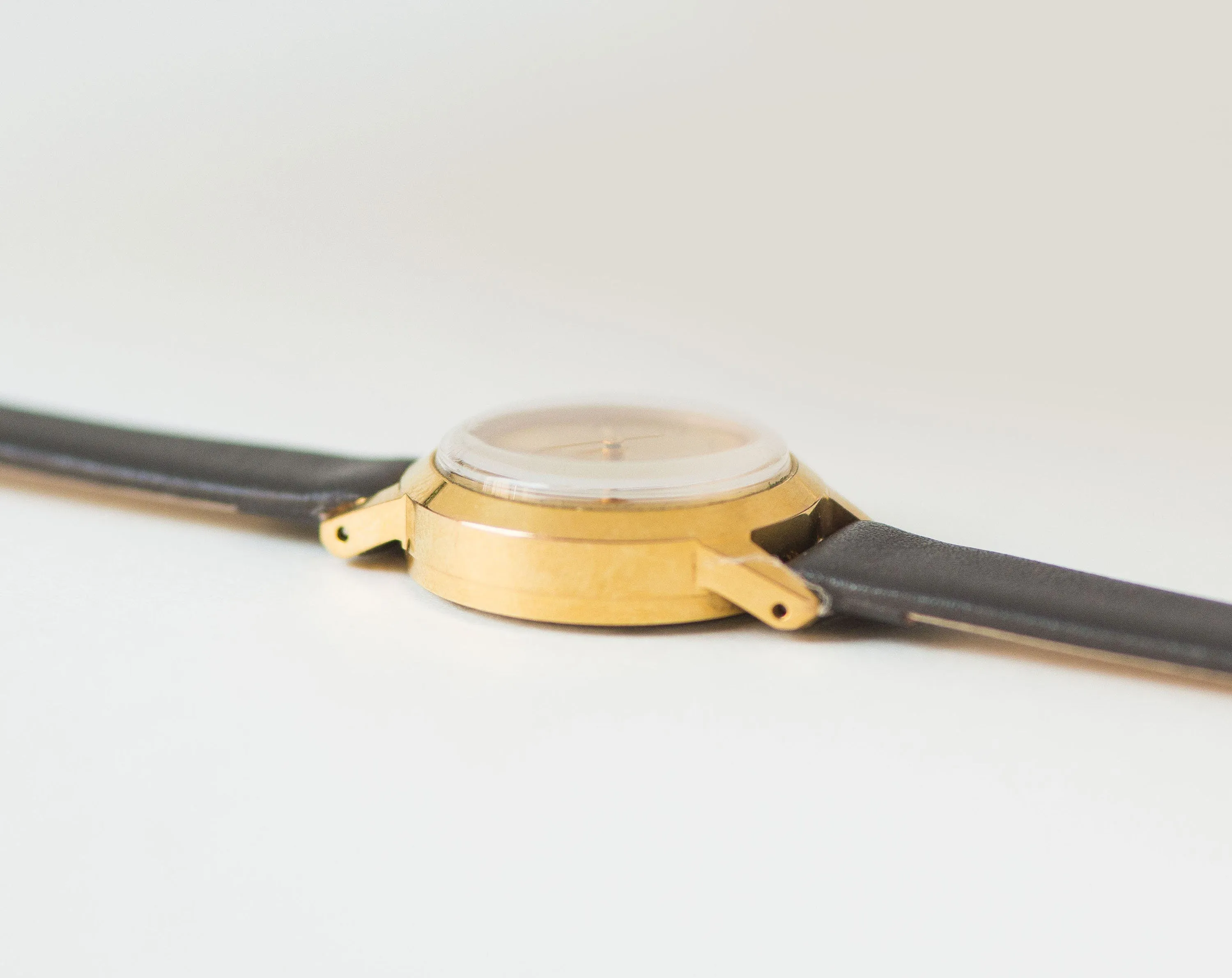 Vintage women's watch classical gold plated wristwatch Dawn, shockproof watch women jewelry gift tiny watch round, new genuine leather strap