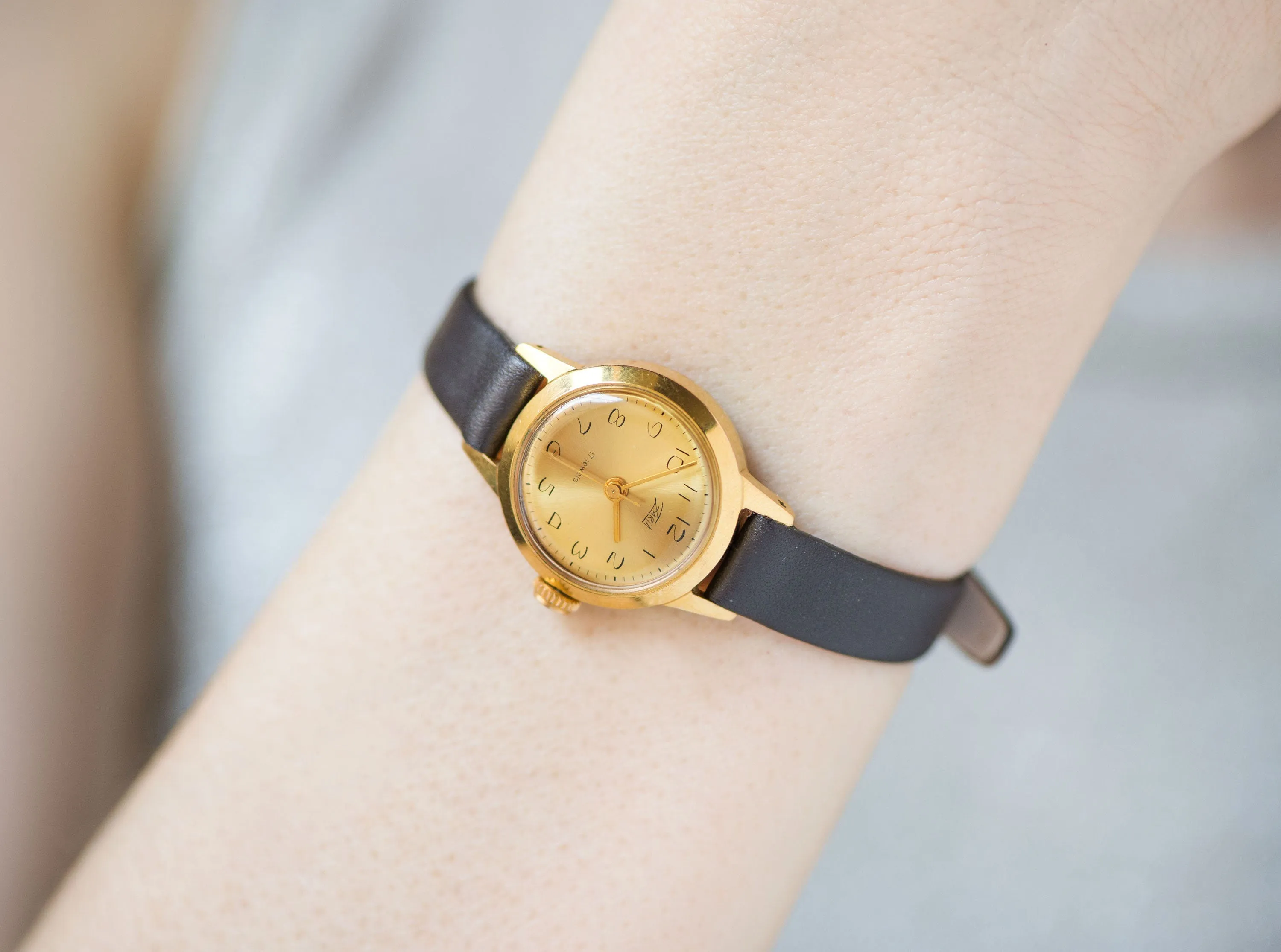 Vintage women's watch classical gold plated wristwatch Dawn, shockproof watch women jewelry gift tiny watch round, new genuine leather strap